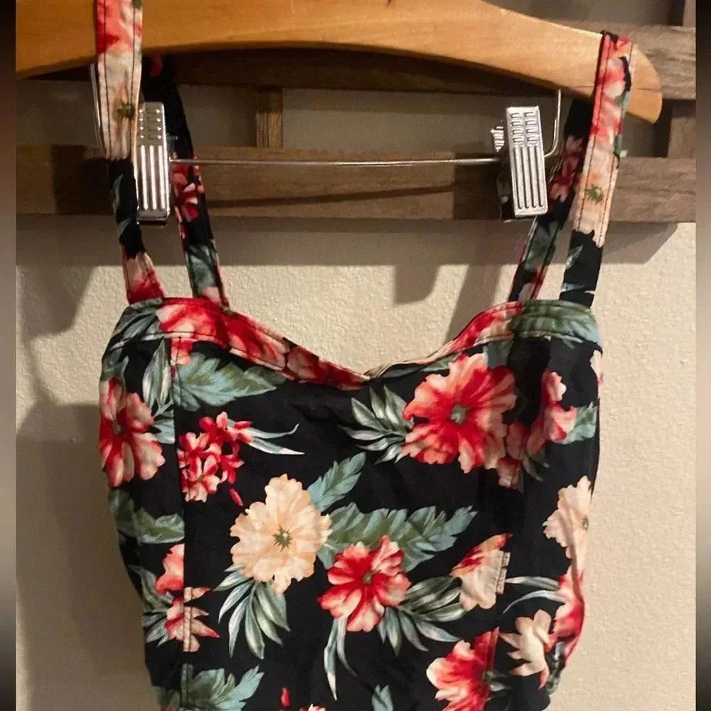 Hollister floral print cropped top‎ size Small
